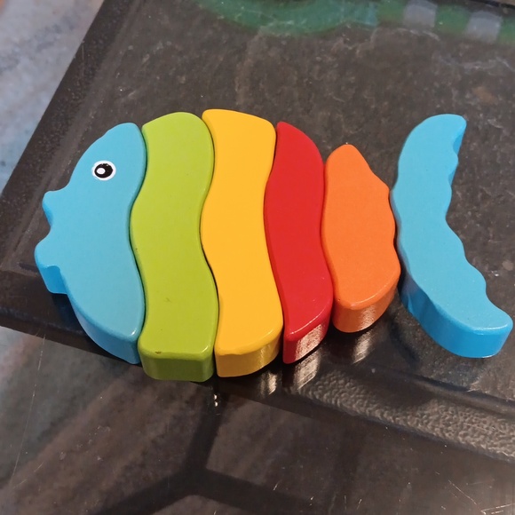 RAINBOW FISH TWISTY TOY - Picture 1 of 2